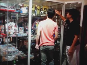 ELMO MAGALONA & KIM CASTRO VINTAGE JAPANESE ROBOT TOY COLLECTOR PHILIPPINES VOLTES V.     エルモ・マガロナ & キム・カストロ ヴィンテージ日本のロボット玩具コレクター フィリピン ボルテス V.