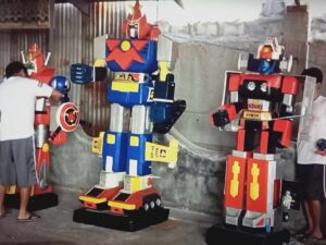 BIG VERSION MEKANDA ROBO, VOLTES V and DAIMOS.   ビッグバージョンのメカンダロボ、ボルテスV、ダイモス。