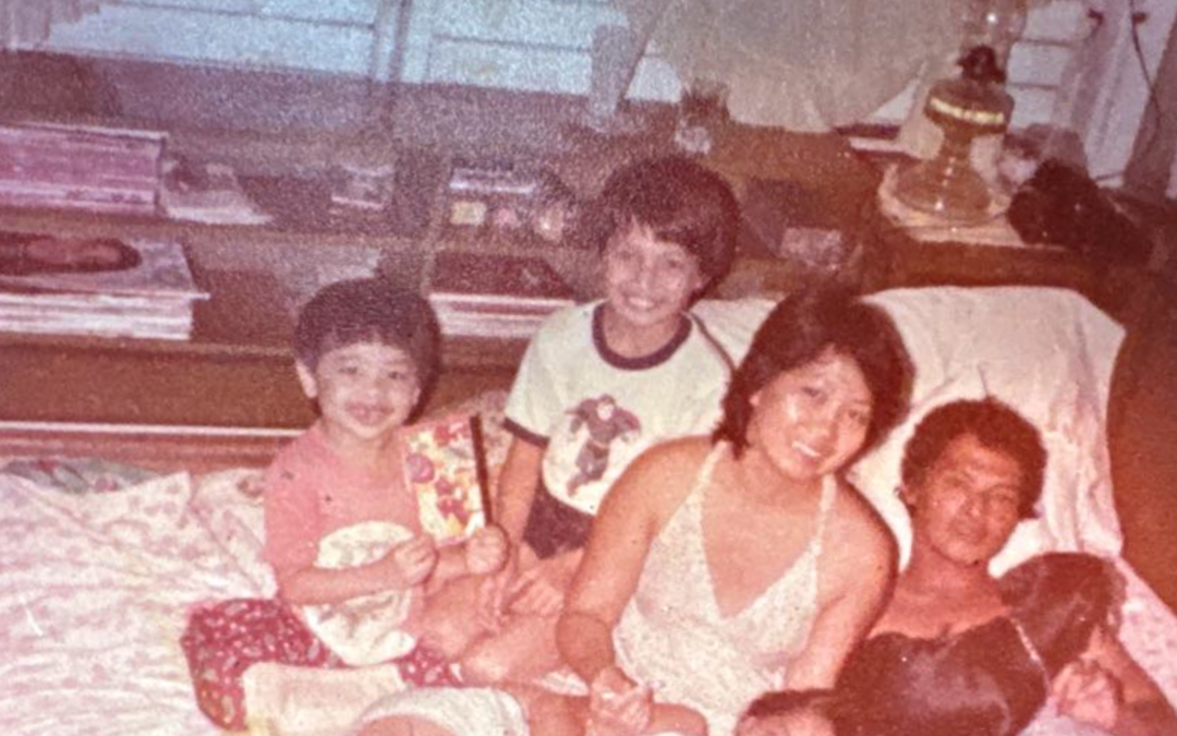 1977 – at 2 yrs old I am holding Philippines sari sari store Daimos Sticker. Together with My Family in Pampanga, PHILIPPINES. 1977年 – 2歳のとき、私はフィリピンのサリサリストアのダイモスステッカーを持っています。フィリピンのパンパンガにいる家族と一緒に。