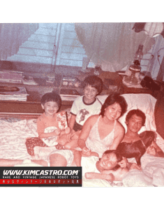 1977 – at 2 yrs old I am holding Philippines sari sari store Daimos Sticker. Together with My Family in Pampanga, PHILIPPINES. 1977年 – 2歳のとき、私はフィリピンのサリサリストアのダイモスステッカーを持っています。フィリピンのパンパンガにいる家族と一緒に。