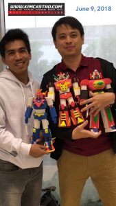 With Boy Tsinelas Toy Artist Elmer Padilla. He built  Voltes V, Mechander Robo and Daimos. Made of Rubber. JUNE 9, 2018.      少年ツィネラスおもちゃアーティストのエルマー・パディラさんと。ボルテスV、メカンダーロボ、ダイモスを作りました。ゴム製。 2018年6月9日。